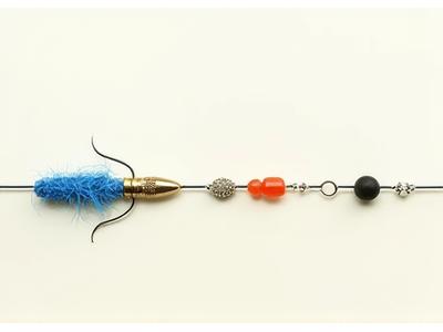 Detaillierte Darstellung eines Carolina-Rigs mit Haken, Gewicht und Perle unter Wasser.